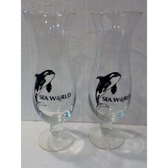 Set of 2 Vintage Souvenir Clear Hurricane Glasses Sea World Orca Whale Shamu - Picture 1 of 5